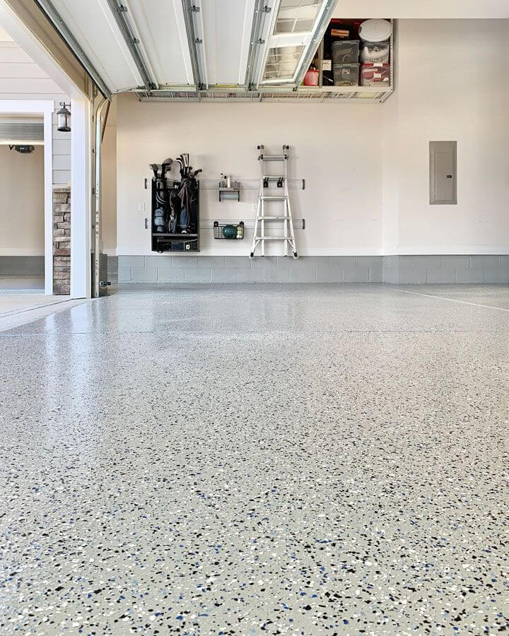 Бетонный пол в гараже. Epoxy Garage Floor. Эпоксидный пол для гаража. Наливной пол в гараже. Крашенный бетонный пол в интерьере.